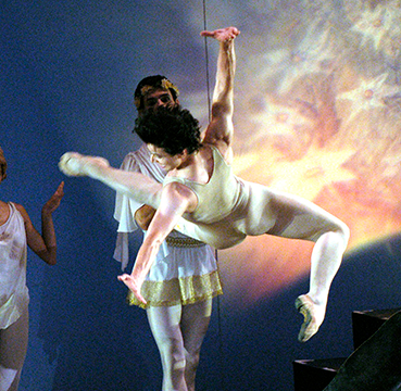 Балет «Сотворение мира» поставлен более чем в 60 театрах мира. Ильгиз Галимулин демонстрирует знаменитый прыжок Барышникова. Япония. 